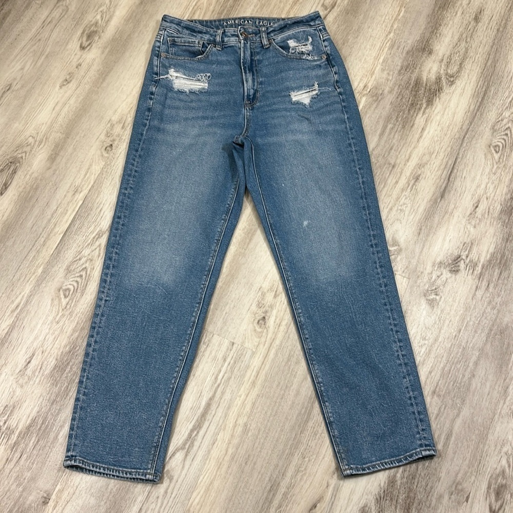 American Eagle Stretch Denim Mom Straight Jeans in Med Light Distressed Wash | 6